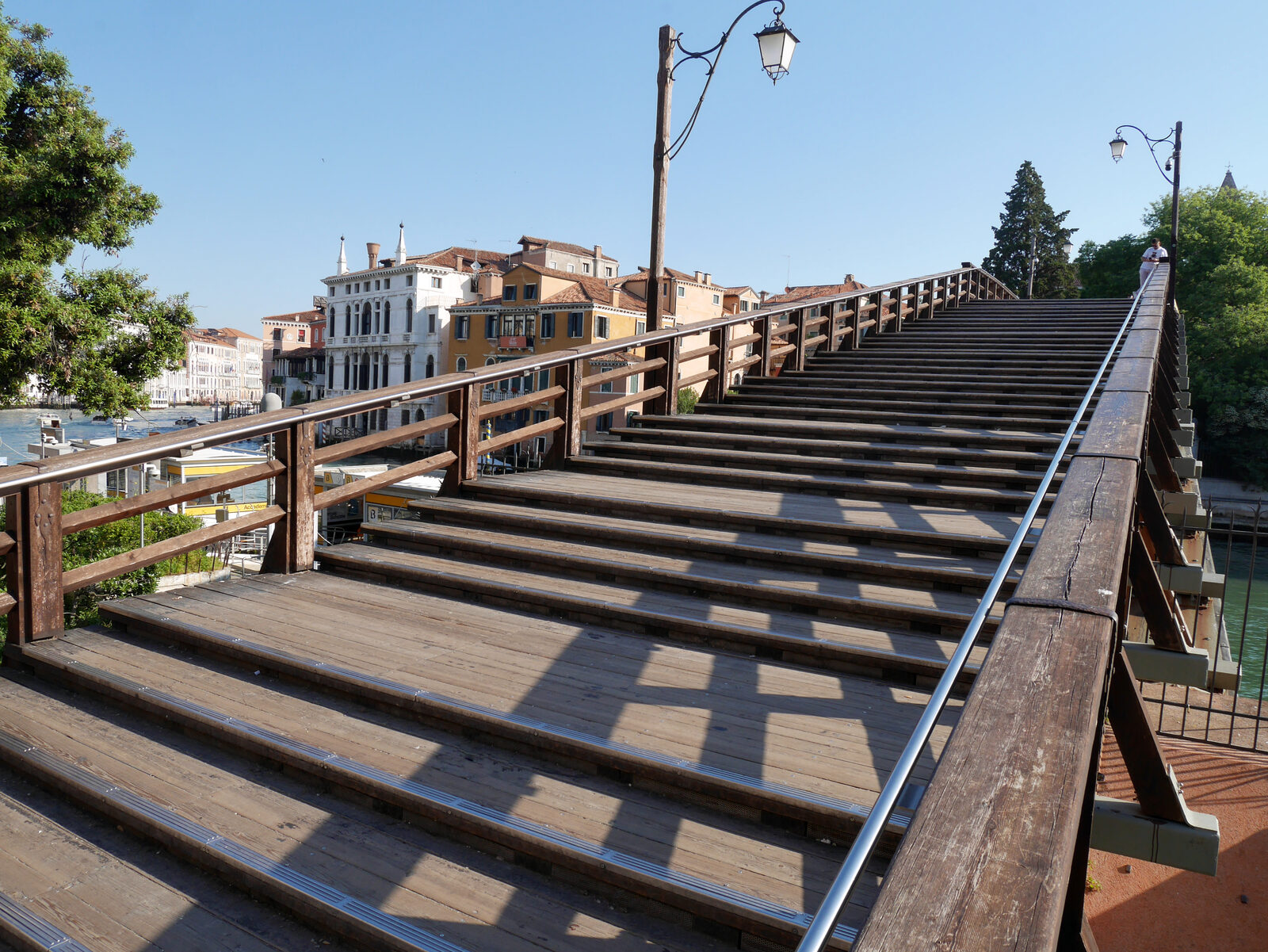 Accademia Bridge : An unusual sight: the bridge nearly empty in the early morning