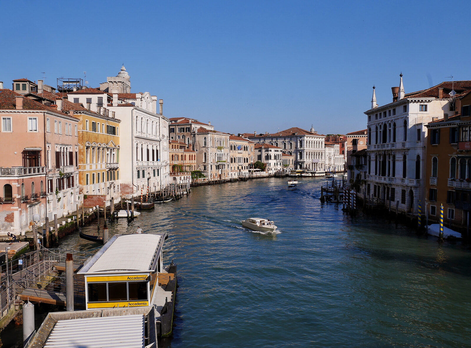 Accademia Bridge : Looking west from the bridge toward Rialto Bridge