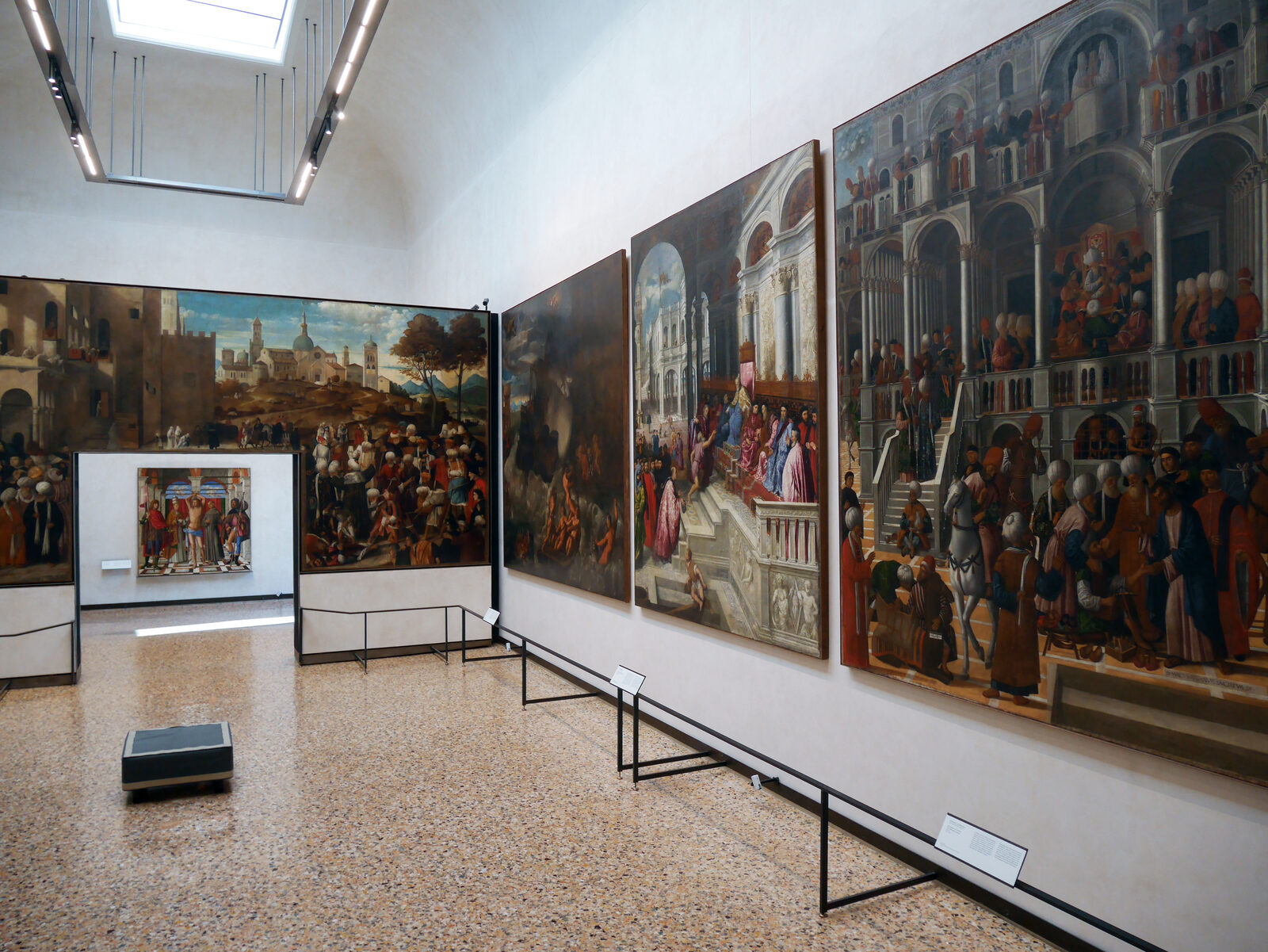 아카데미아 미술관 : Sala VI에는 원래 Scuola Grande di San Marco의 Sala d’Albergo를 장식하기 위해 그려진 벨리니 형제의 캔버스화 7점이 전시되어 있습니다. 작품들은 이집트 알렉산드리아에서 펼쳐진 성 마르코 선교의 주요 장면을 묘사합니다.