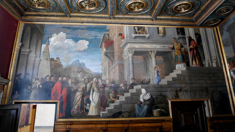 Gallerie dell'Accademia : La 'Presentazione della Vergine al Tempio' di Tiziano adorna ancora la Sala dell’Albergo, a ricordare che il museo stesso ha sede in una ex Scuola Grande.