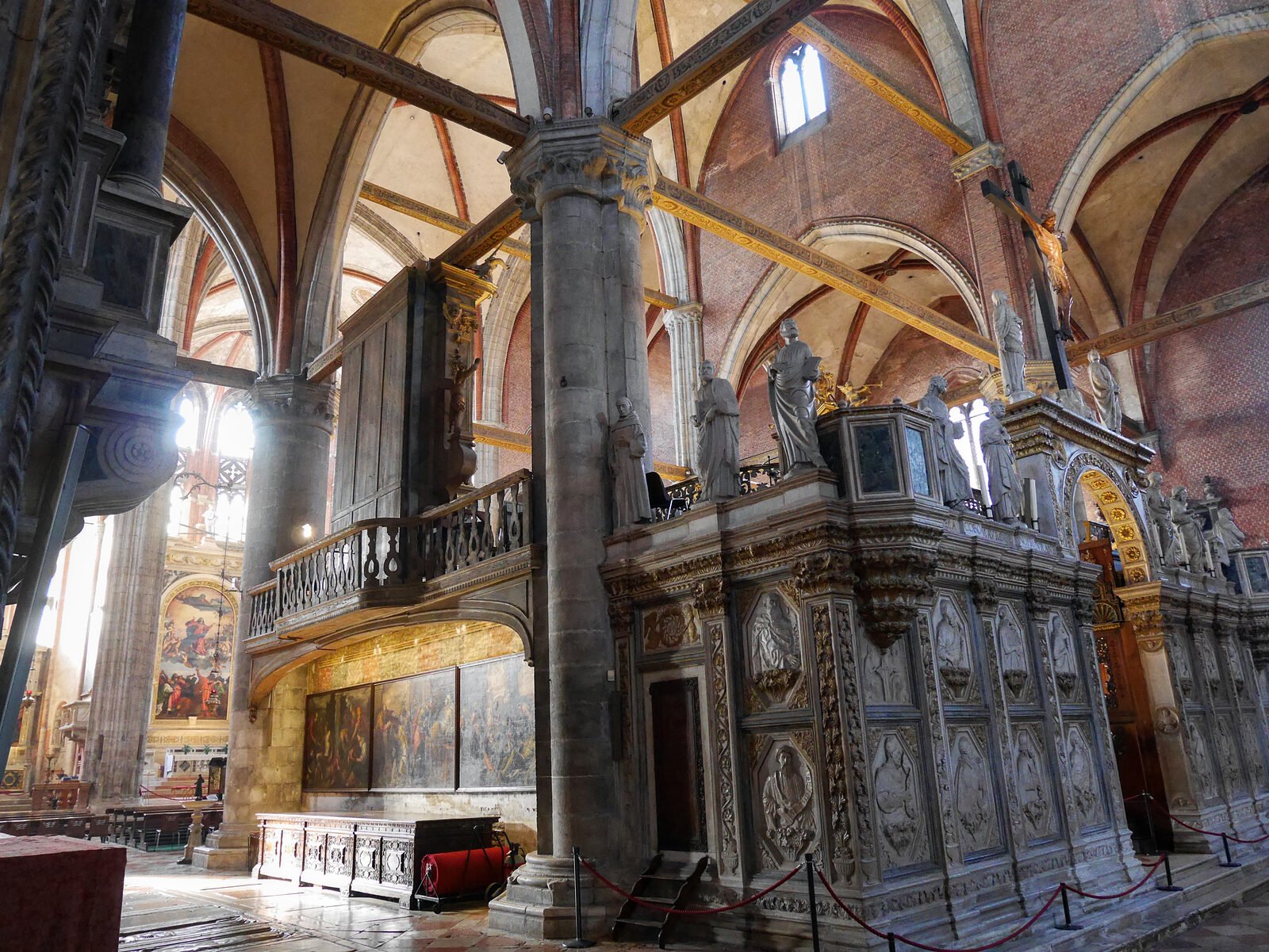 Basilica dei Frari : The choir screen installed in 1475 served to separate the friars from the congregation during services