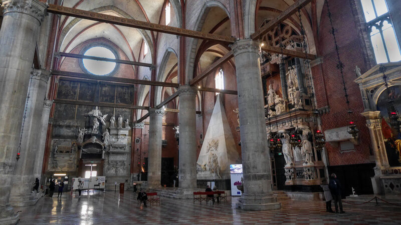Basilica dei Frari : The counter-facade and the lateral walls are lined with monumental mausoleums