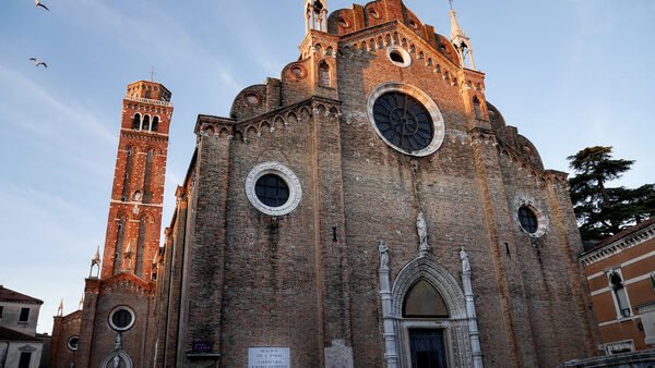 Basilica dei Frari : Similar to many Franciscan churches, the exterior is rather plain, even on the front facade