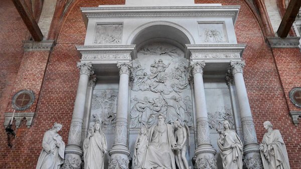 Basilica dei Frari : However, Titian does have his own mausoleum - his burial within the church occurred following his death from the plague in 1576