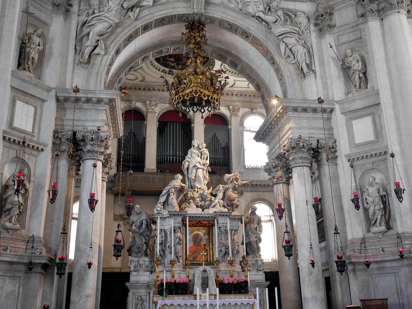 La Salute : The Baroque main altar shelters a Byzantine icon known as the Panagia Mesopantitissa (Madonna the Mediator) brought from present-day Heraklion, Crete, just as the island fell to the Ottomans