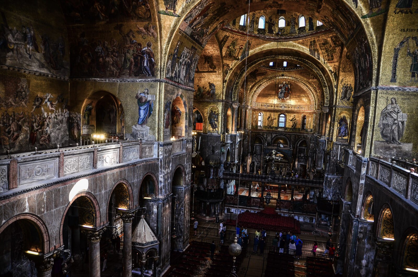 Basilica di San Marco : On your way to the museum and terrace, you can see the interior from a unique elevated perspective