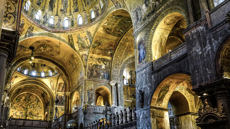Basilica di San Marco : You can marvel endlessly at the countless biblical scenes depicted by the gilded mosaics