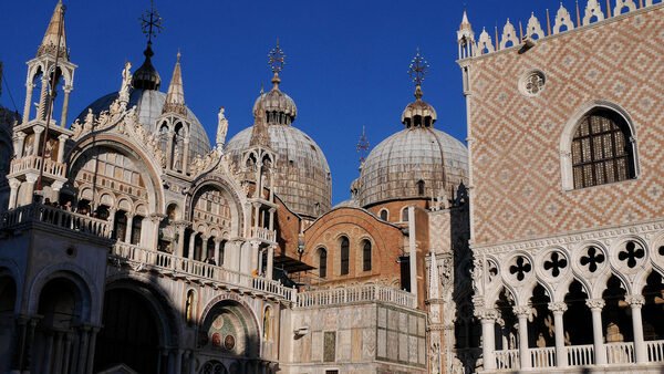 Basilica di San Marco : The original brick structure is still visible at the junction with Palazzo Ducale