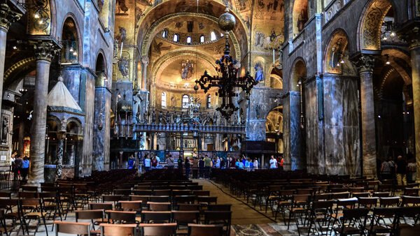 Basilica di San Marco : The interior is divided into the earthly lower part and the upper celestial part, in accordance with the rules of Byzantine religious architecture