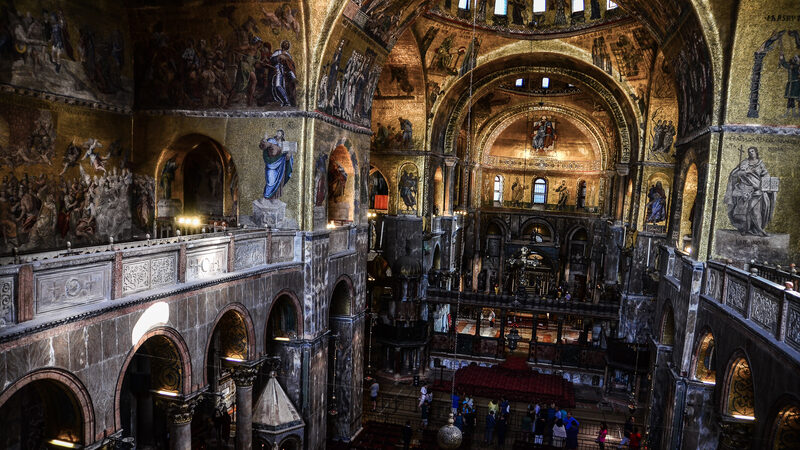 Basilica di San Marco : On your way to the museum and terrace, you can see the interior from a unique elevated perspective