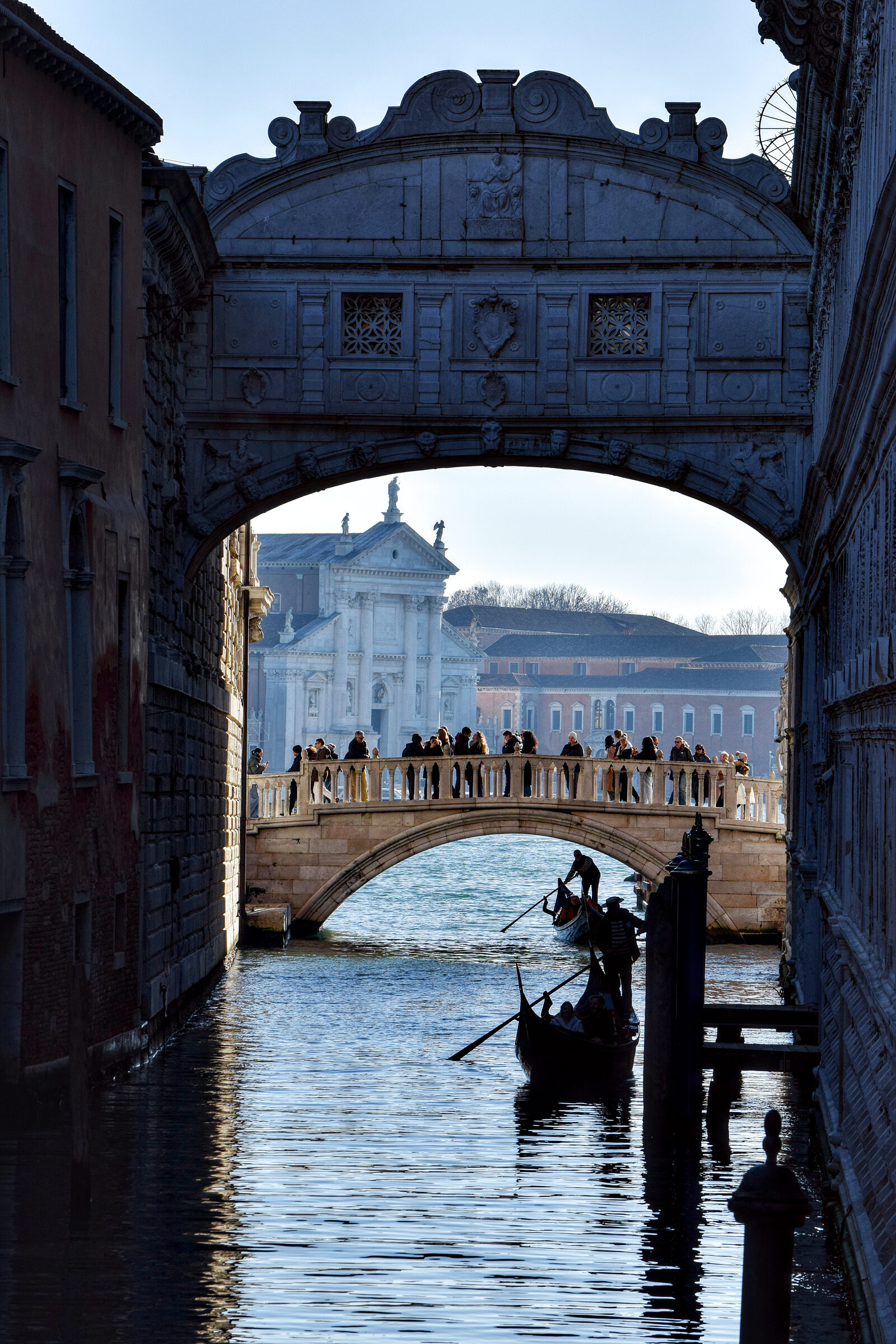 Ponte dei Sospiri : Di nuovo all’esterno, con l’avvicinarsi della sera, il ponte assume un’atmosfera più cupa, quasi adatta a tutta la sofferenza di cui è stato testimone