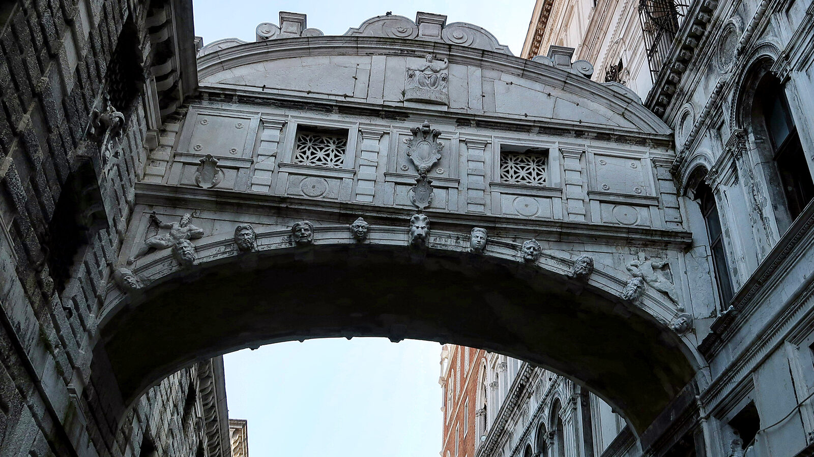 Ponte dei Sospiri : Da una gondola ci si avvicina molto di più al ponte e si possono ammirare da vicino i dettagli raffinati dei suoi ornamenti