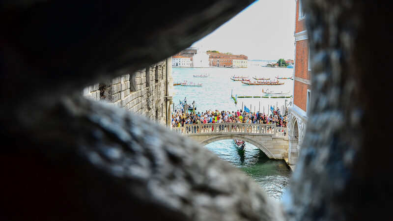 Ponte dei Sospiri : E forse ancora di più verso la laguna, dove l’apertura del mare e le barche offrivano uno scorcio di libertà (allora non c’erano turisti a fotografare il ponte da Ponte della Paglia)