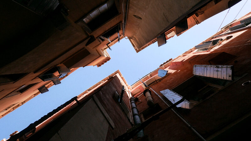 Remarkable Bridges : Looking up from a narrow calle in La Carampane