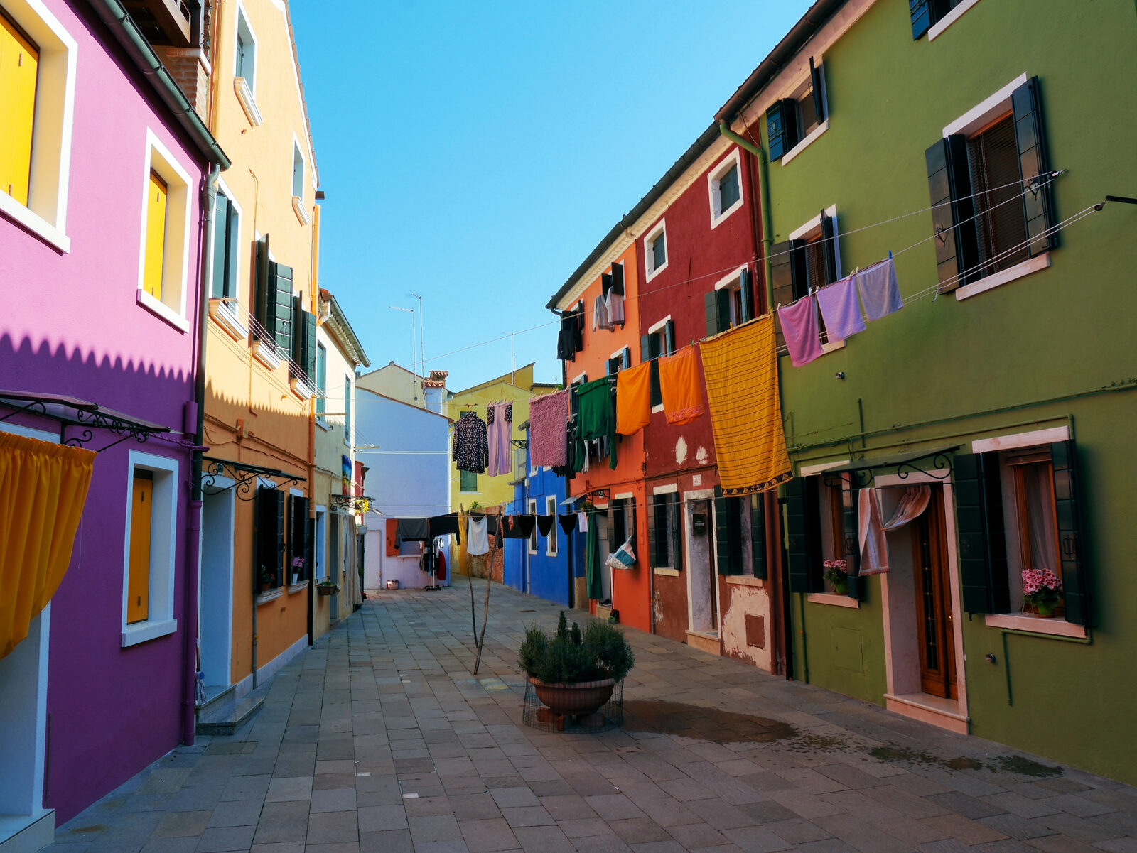 Burano : After the crowds depart, the island reclaims its peaceful, quiet alleys