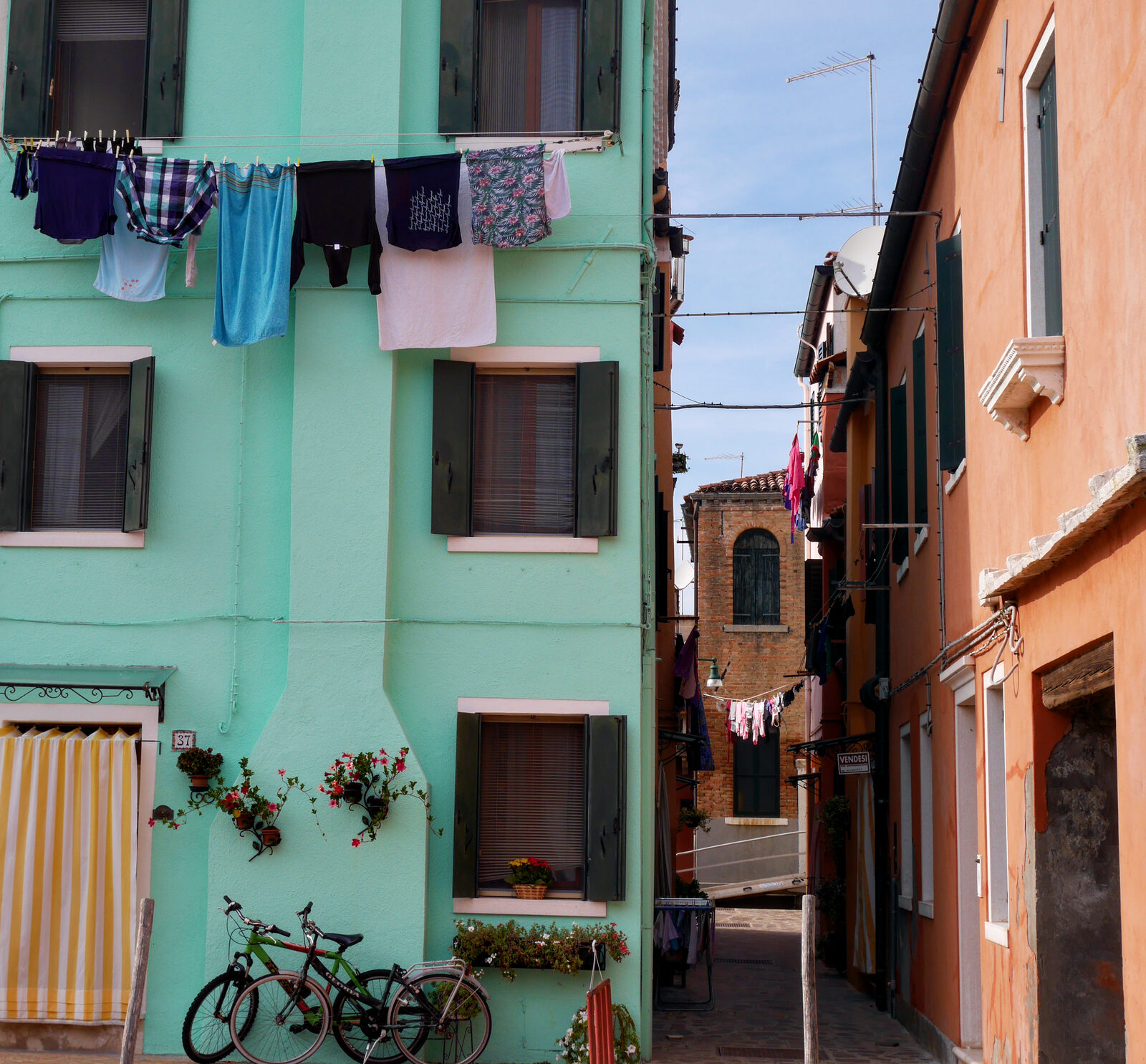 Burano : A random alley in Burano