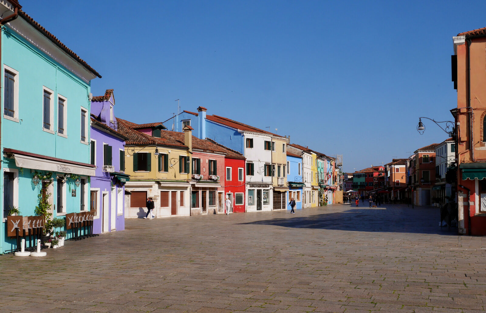 Burano : Early in the morning, even the usually crowded Via Baldassare Galuppi is empty