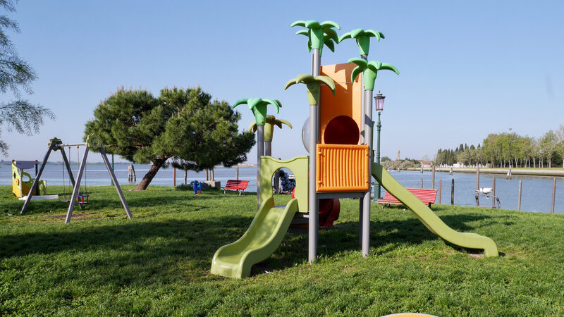 Burano : Na ponta oeste da ilha, há um parquinho de onde se avistam as paisagens distantes de Veneza.