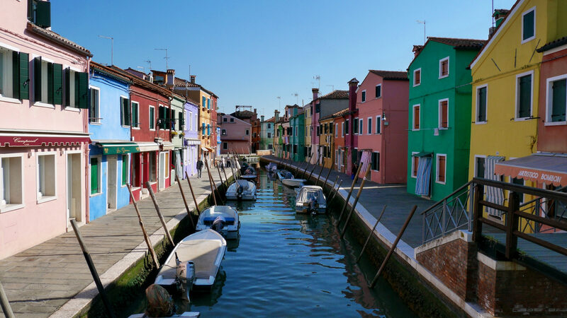 Burano : The 360-degree views from Tre Ponti over the nearby colorful houses make it a favorite photo spot