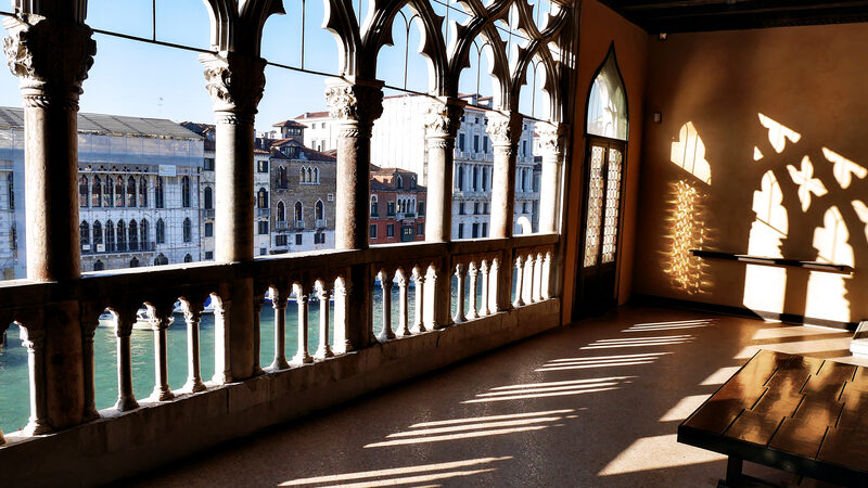 Ca' d'Oro : La loggia all’ultimo piano offre viste sul Canal Grande, incorniciato da arcate gotiche.