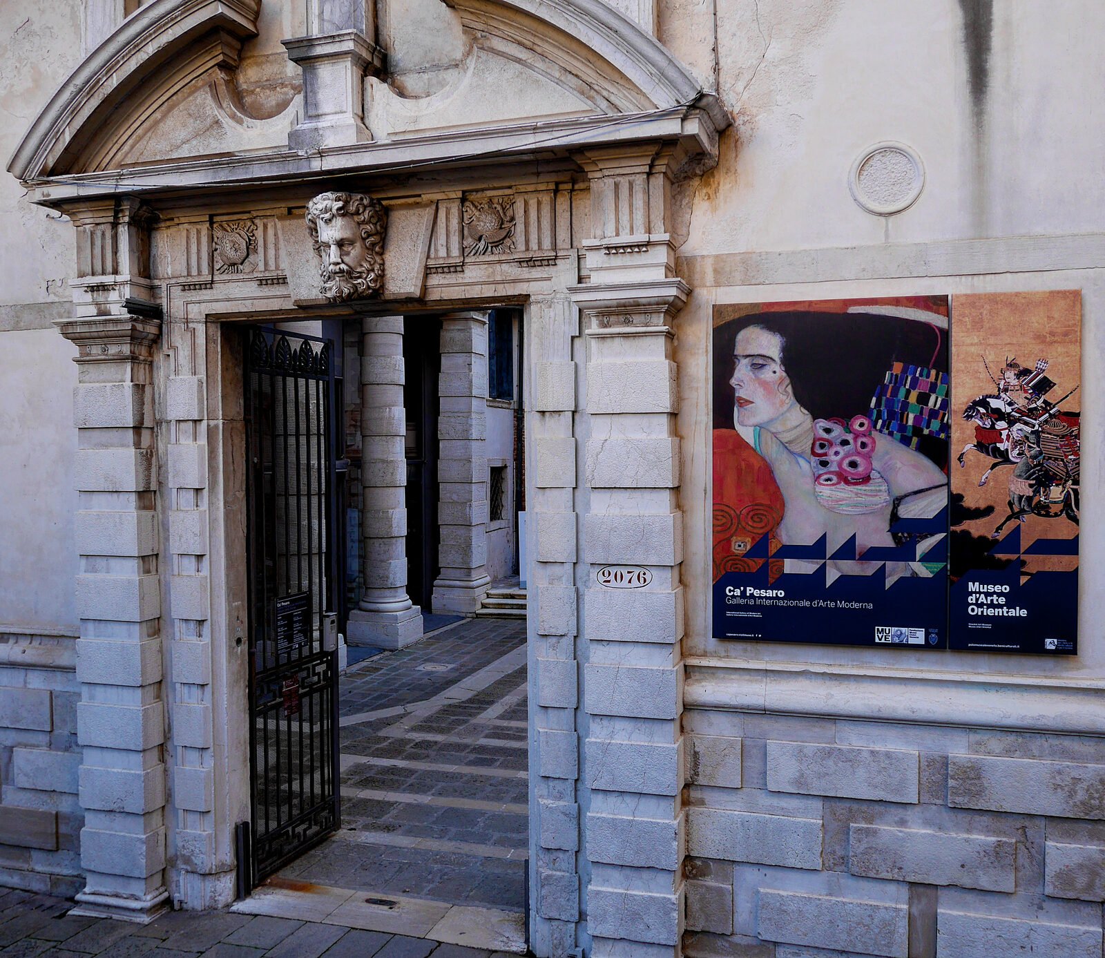 Ca' Pesaro : The entrance immediately informs visitors that they are about to experience two museums in one