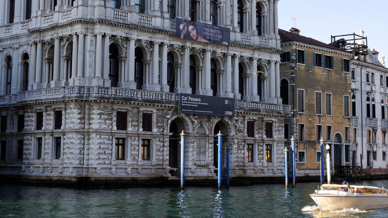 Ca' Pesaro : Il palazzo sfoggia una colossale facciata in marmo bianco affacciata sul Canal Grande