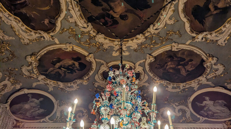 Ca' Rezzonico : A Sala Brustolon, com um notável teto decorado com onze telas, originalmente instaladas no Palazzo Nani