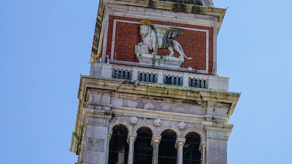 Campanile di San Marco : The top of the tower features the belfry (where you can climb), the symbol of St. Mark and a pyramidal spire topped by a golden angel