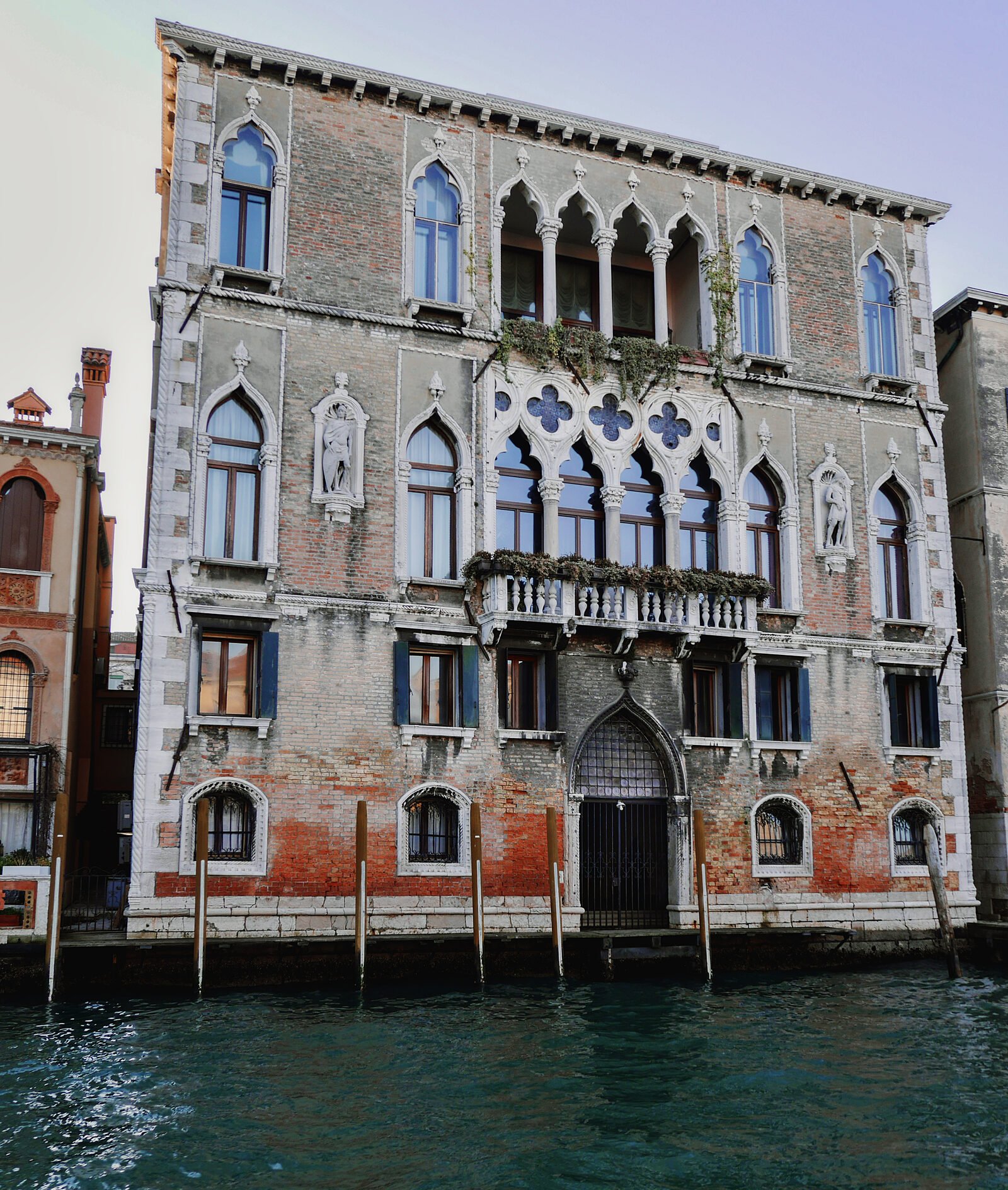 Canal Grande : Palazzo Loredan dell'Ambasciatore used to serve as the residence for ambassadors of the Austrian Empire