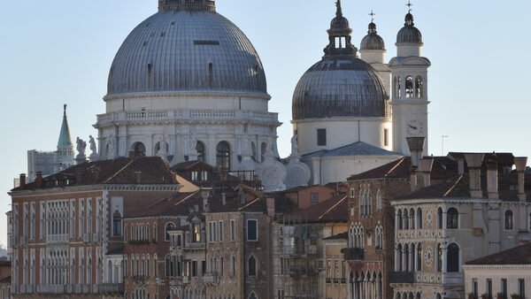 Canal Grande : Leaving behind the Santa Maria della Salute