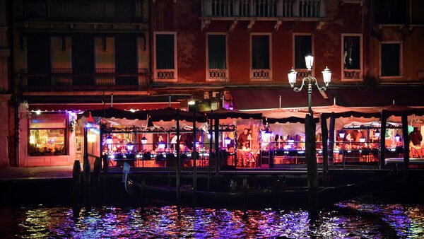 Canal Grande : The restaurants lining the canal come alive once again during dinner time