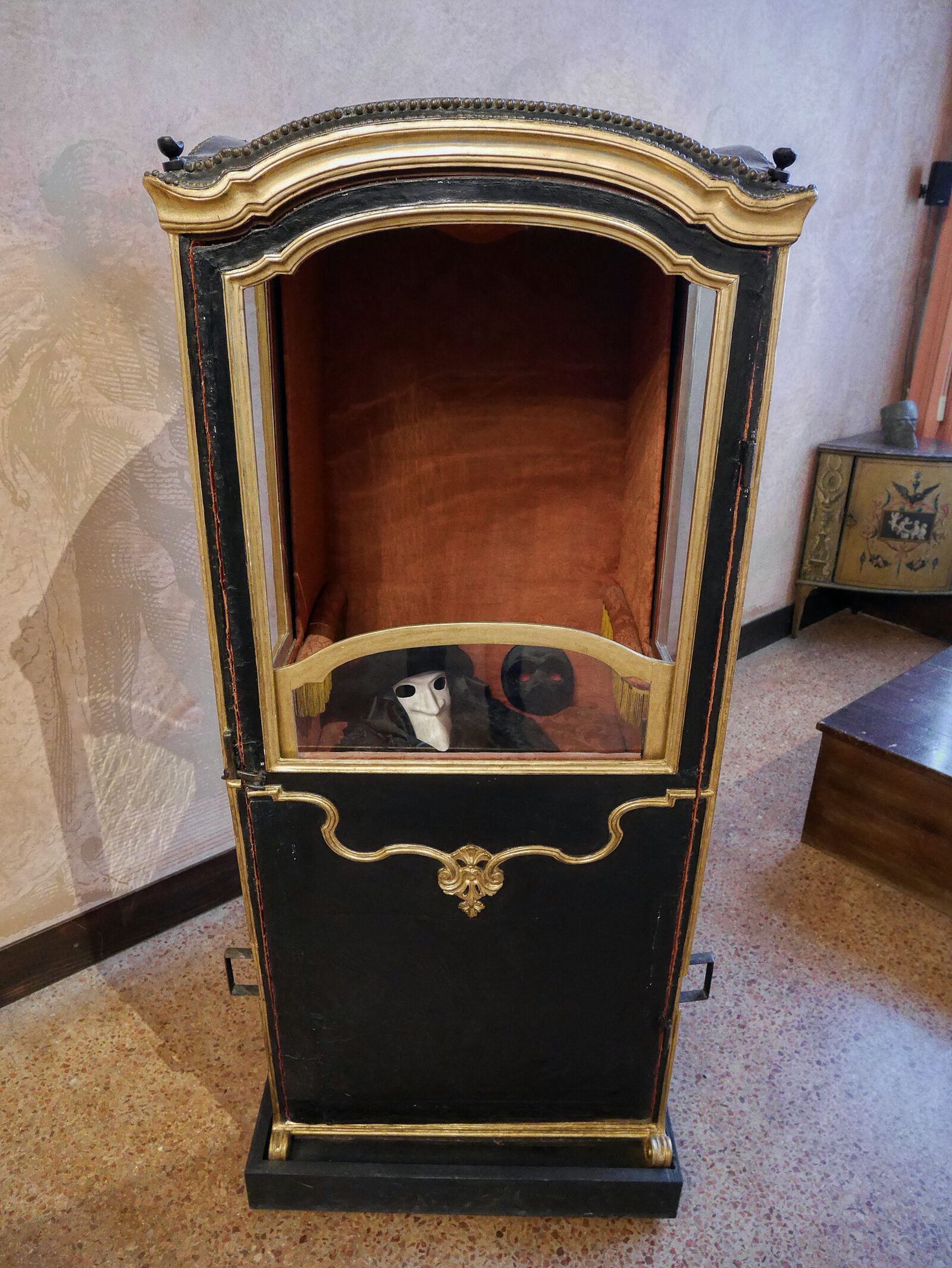 Casa di Carlo Goldoni : The Sedan Chair provided comfortable and safe transportation around town; the Doge used one to descend the golden staircase of the Palazzo Ducale before boarding gondolas