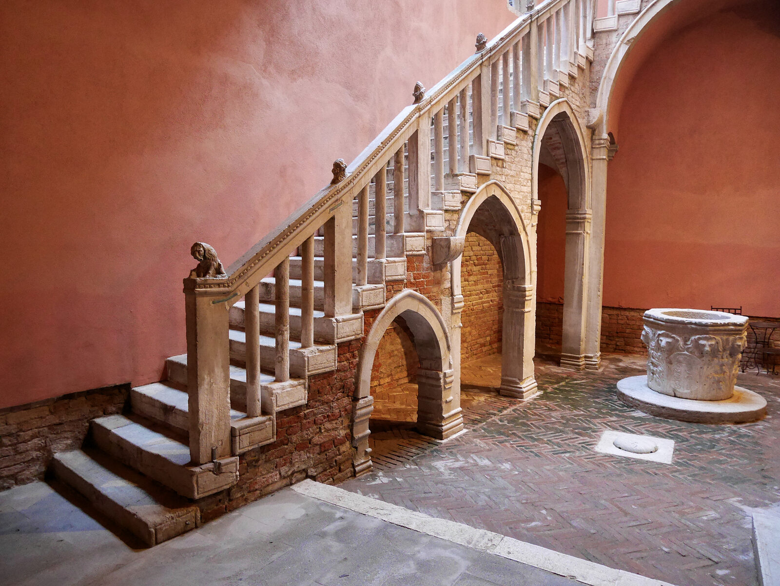 Casa di Carlo Goldoni : The charming courtyard boasts a striking open stairway with Istrian stone handrail, small cylindrical columns and a decorative lion and pine cones