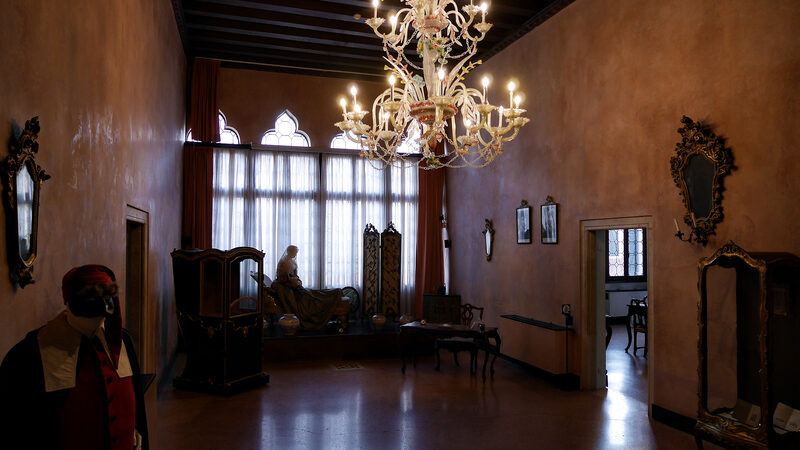 Casa di Carlo Goldoni : The first floor portego, originally serving as both a reception hall and a passageway to adjacent rooms, now serves as the starting point for museum visits