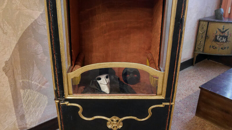 Casa di Carlo Goldoni : The Sedan Chair provided comfortable and safe transportation around town; the Doge used one to descend the golden staircase of the Palazzo Ducale before boarding gondolas
