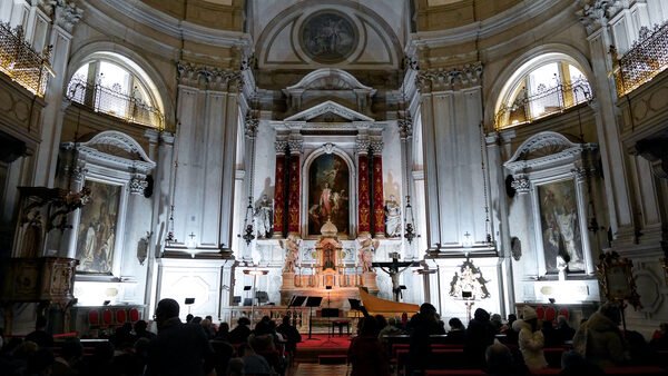 Chiesa della Pieta (Vivaldi Church) : The anticipation builds as everyone awaits the arrival of the musicians