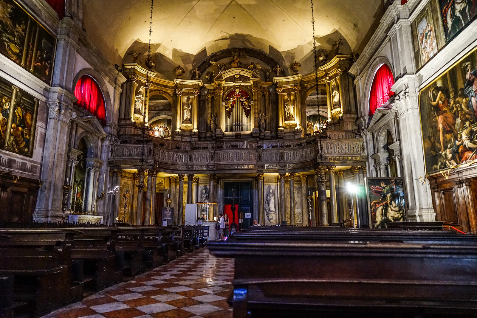 Chiesa di San Rocco : The impressive counter-facade with the organ loft