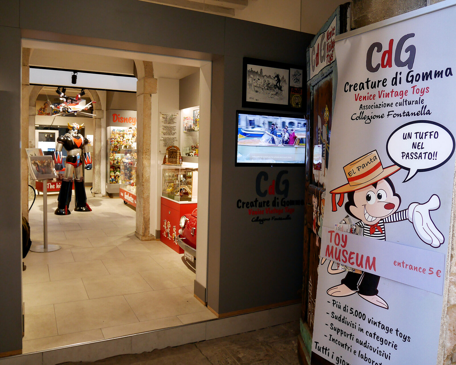 Vintage Toys : The charming gondolier rat 'El Panta' welcomes visitors at the entrance