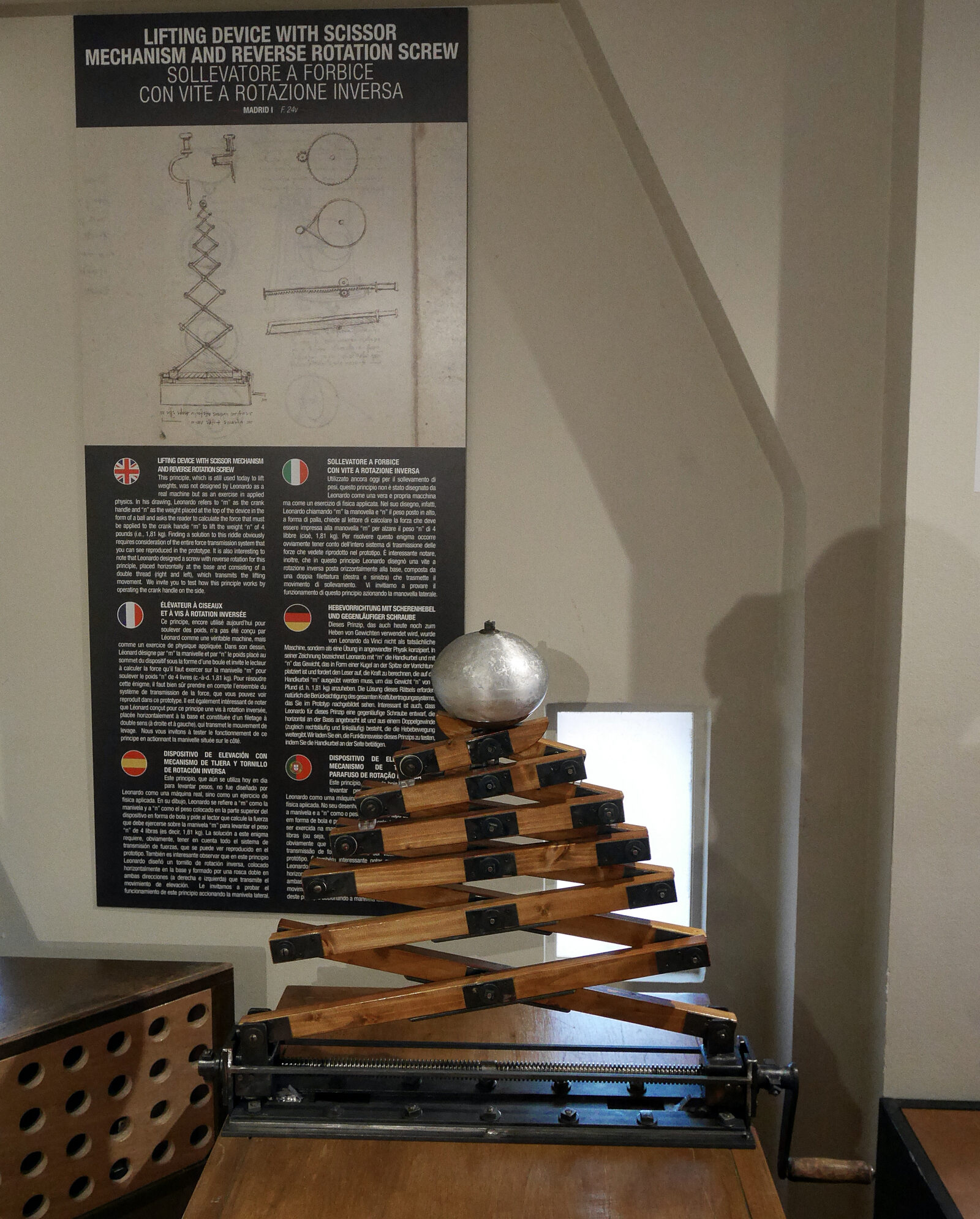 Da Vinci Interactive Museum : The interactive prototypes are accompanied by detailed information in multiple languages