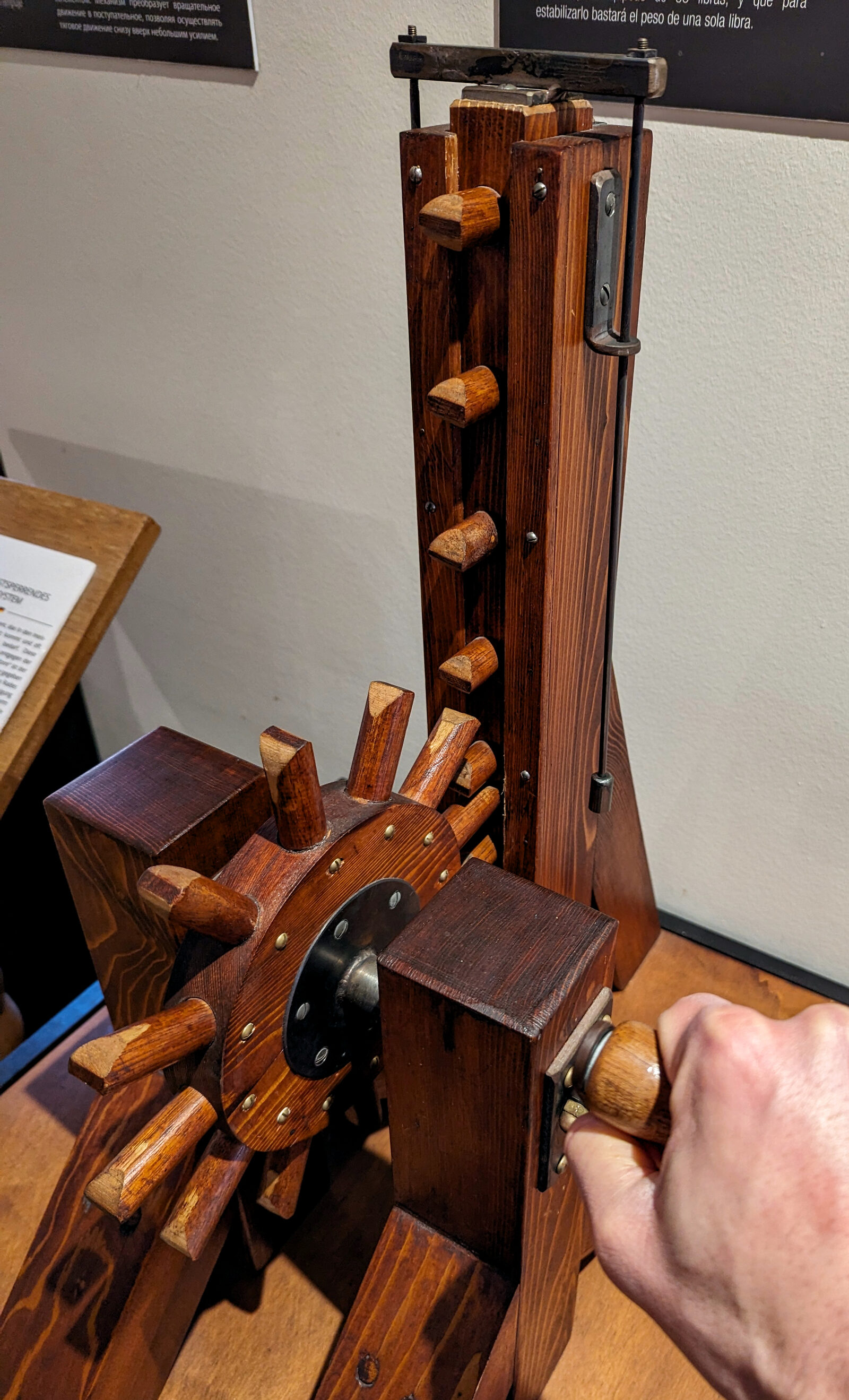 Da Vinci Interactive Museum : Transforming rotational motion into linear motion