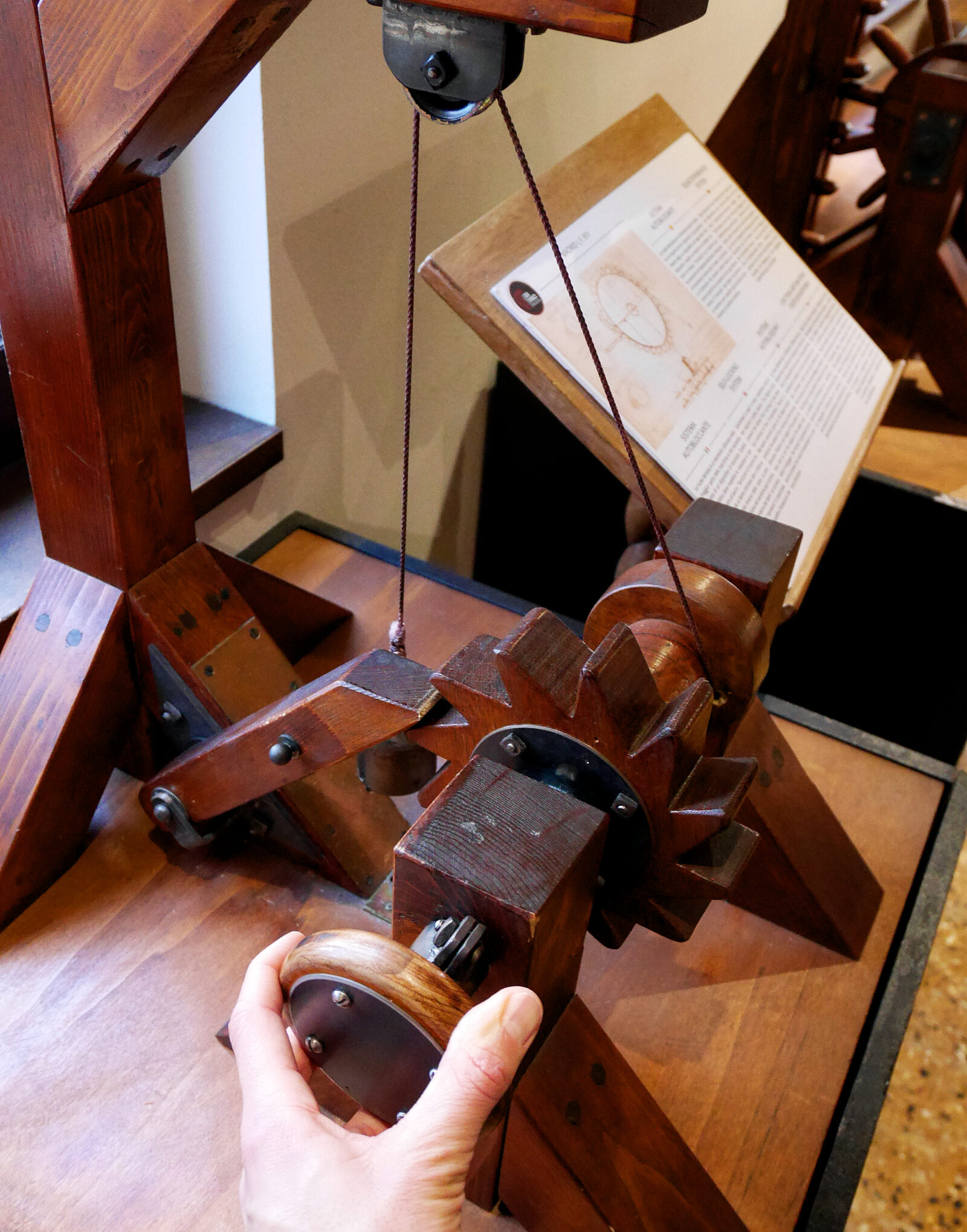 Da Vinci Interactive Museum : Hands on with a self-locking system