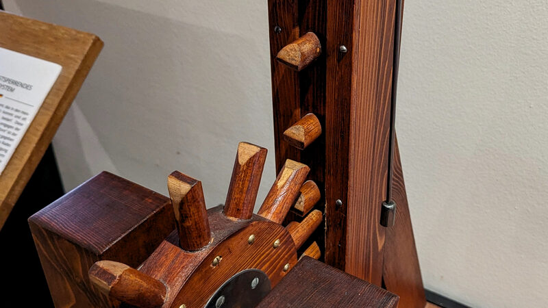 Da Vinci Interactive Museum : Transforming rotational motion into linear motion