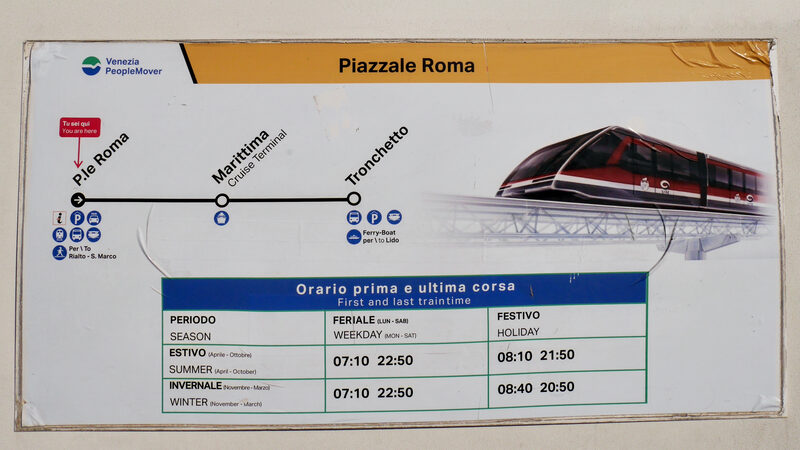  : Painel informativo na Piazzale Roma para o People Mover rumo ao Terminal de Cruzeiros e Tronchetto
