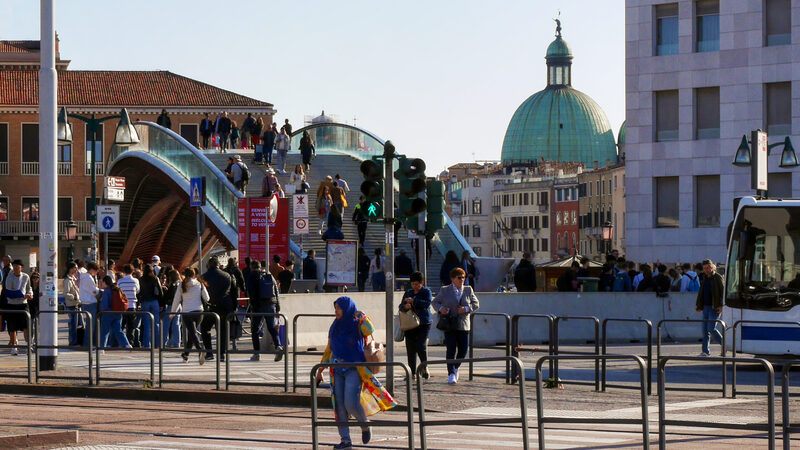  : A Ponte della Costituzione liga Piazzale Roma à Estação Santa Lucia