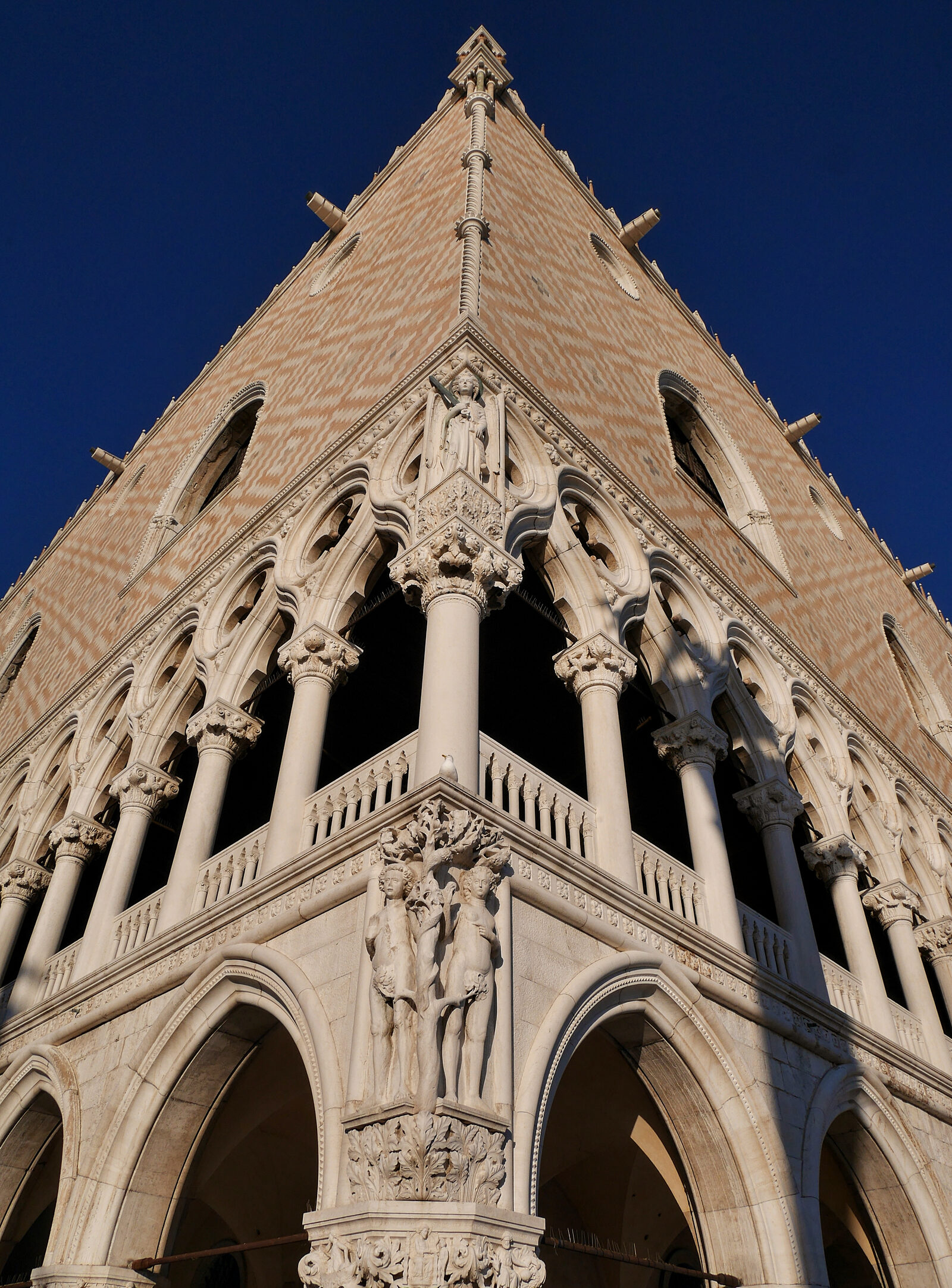 Doge's Palace : Some of the corner sculptures: Adam and Eve caught in the moment of the original sin, while above them stands Archangel Michael, symbolising divine justice