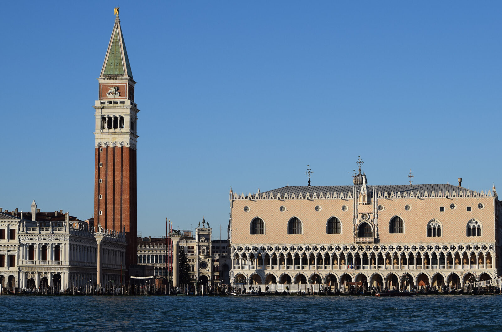Doge's Palace : The palace location within Piazza San Marco, overlooking the lagoon - view from San Giorgio Maggiore