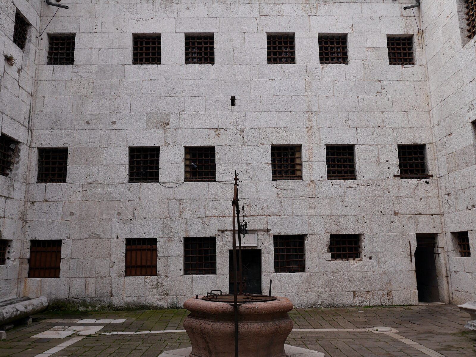 Doge's Palace : Passing through the Bridge of Sighs leads to the new prison