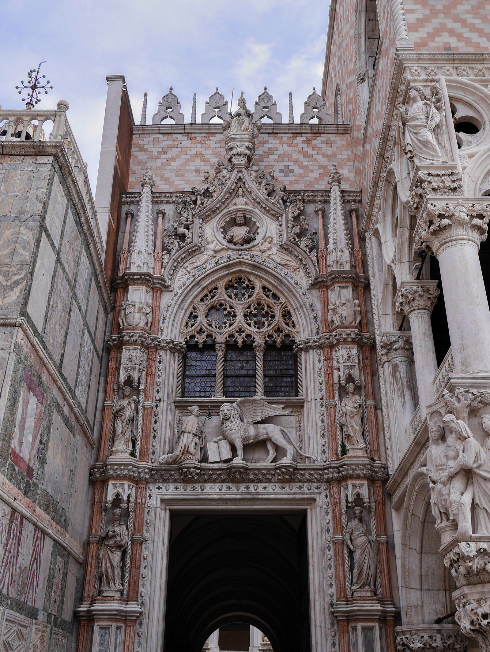 Doge's Palace : The magnificient 'Porta della Carta' - the name originates from the existence of a nearby desk where illiterate individuals could seek the aid of a scribe for composing letters, messages, or contracts