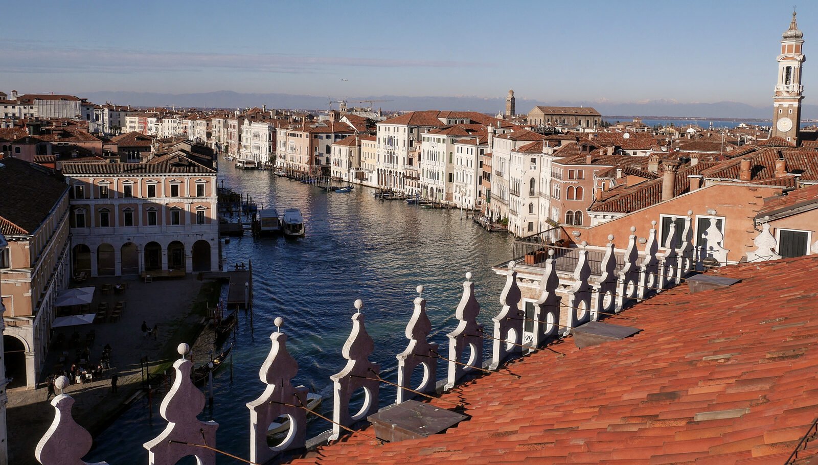 Fondaco dei Tedeschi : The Canal Grande continues towards Train Station