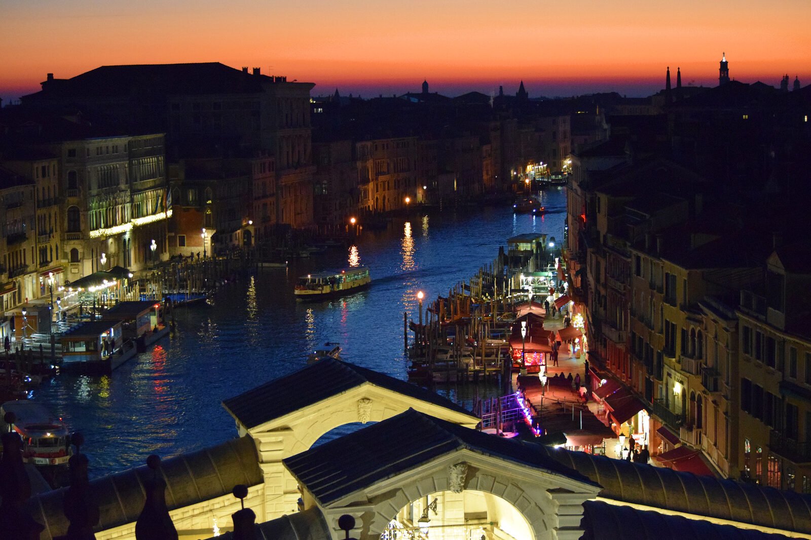 Fondaco dei Tedeschi : The mesmerizing light at dusk across Canal Grande